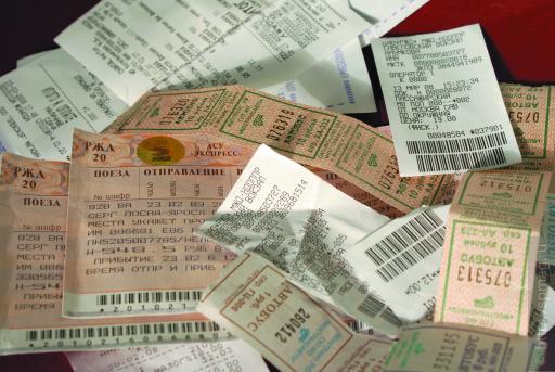 В течение трех рабочих дней с момента возвращения из командировки (как российской, так и зарубежной) работник должен отчитаться в том, на что он потратил выданный аванс В течение трех рабочих дней с момента возвращения из командировки (как российской, так и зарубежной) работник должен отчитаться в том, на что он потратил выданный аванс